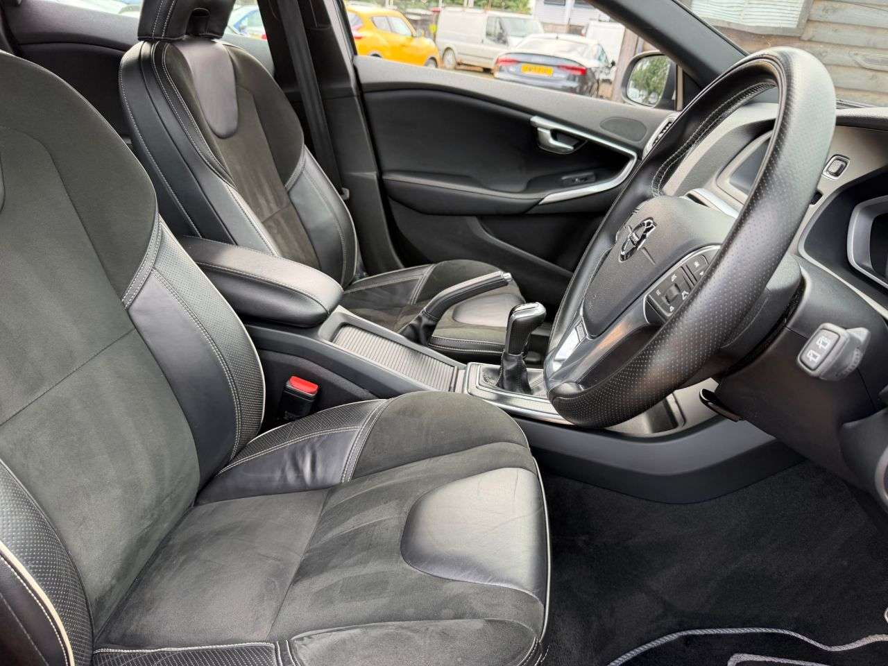 2016 VOLVO V40 2016 VOLVO V40