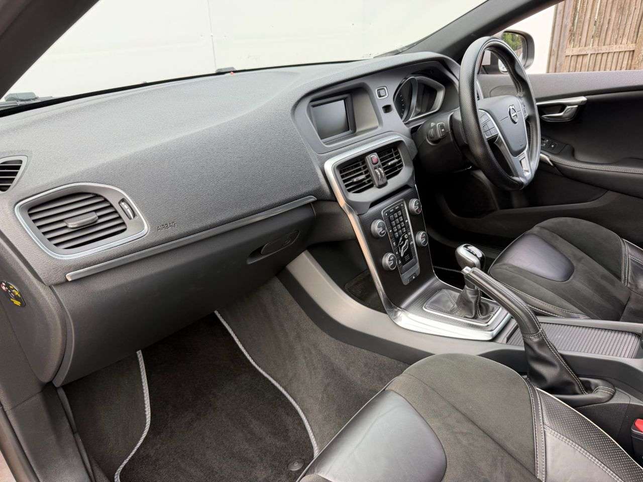 2016 VOLVO V40 2016 VOLVO V40
