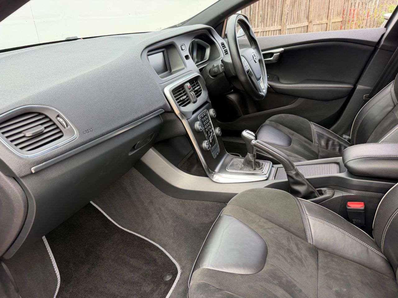 2016 VOLVO V40 2016 VOLVO V40
