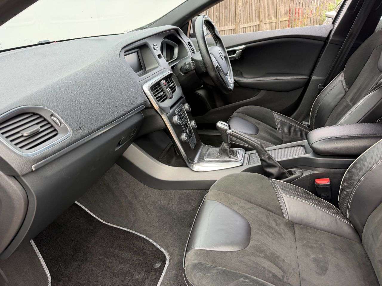 2016 VOLVO V40 2016 VOLVO V40