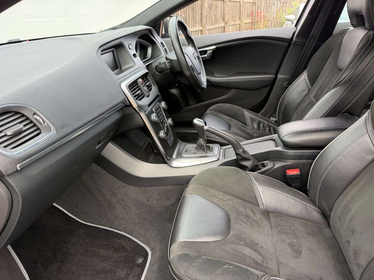 2016 VOLVO V40 2016 VOLVO V40