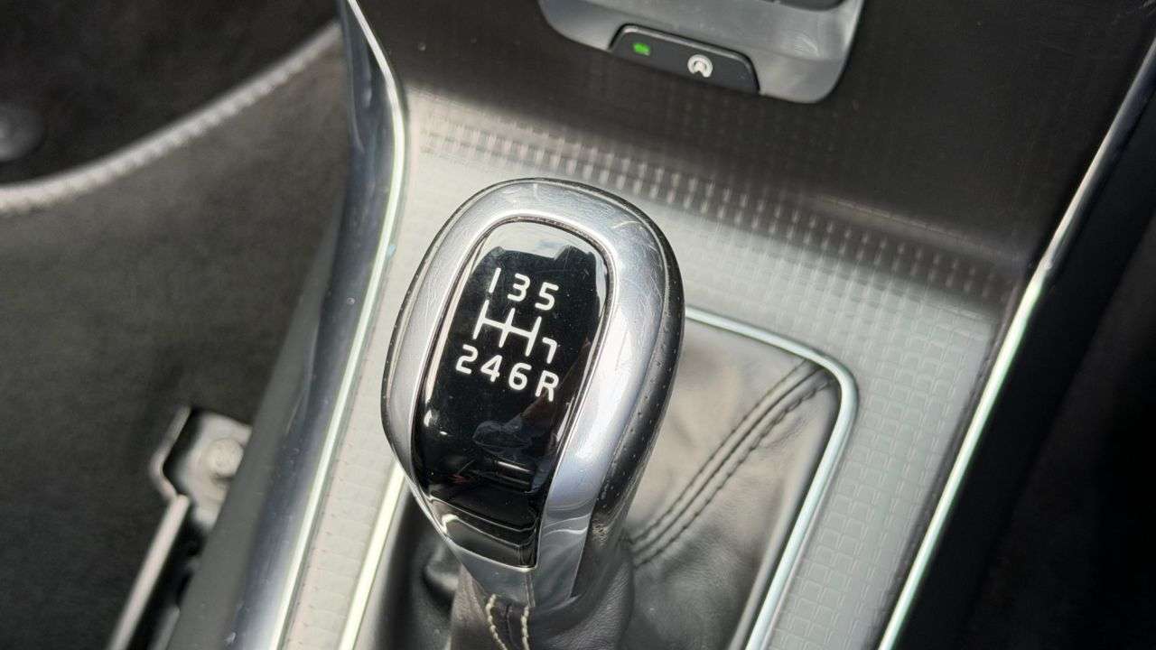 2016 VOLVO V40 2016 VOLVO V40