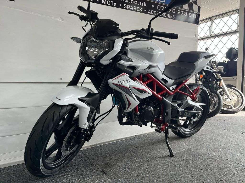 null BENELLI BN 125 null BENELLI BN 125