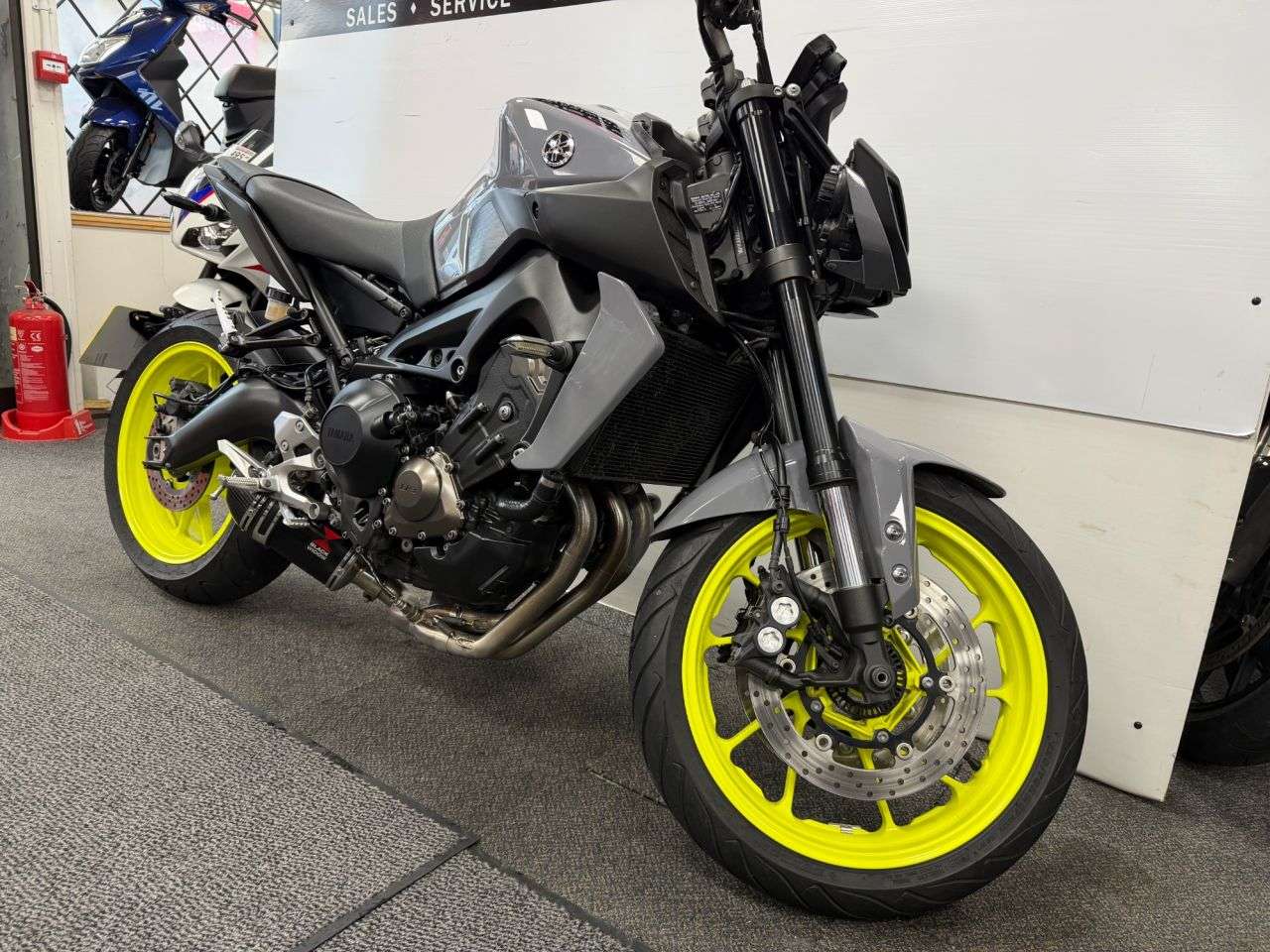 A 2017 YAMAHA MT-09 900 ABS Naked Petrol Manual Euro 4 (117 ps) A 2017 YAMAHA MT-09 900 ABS Naked Petrol Manual Euro 4 (117 ps)