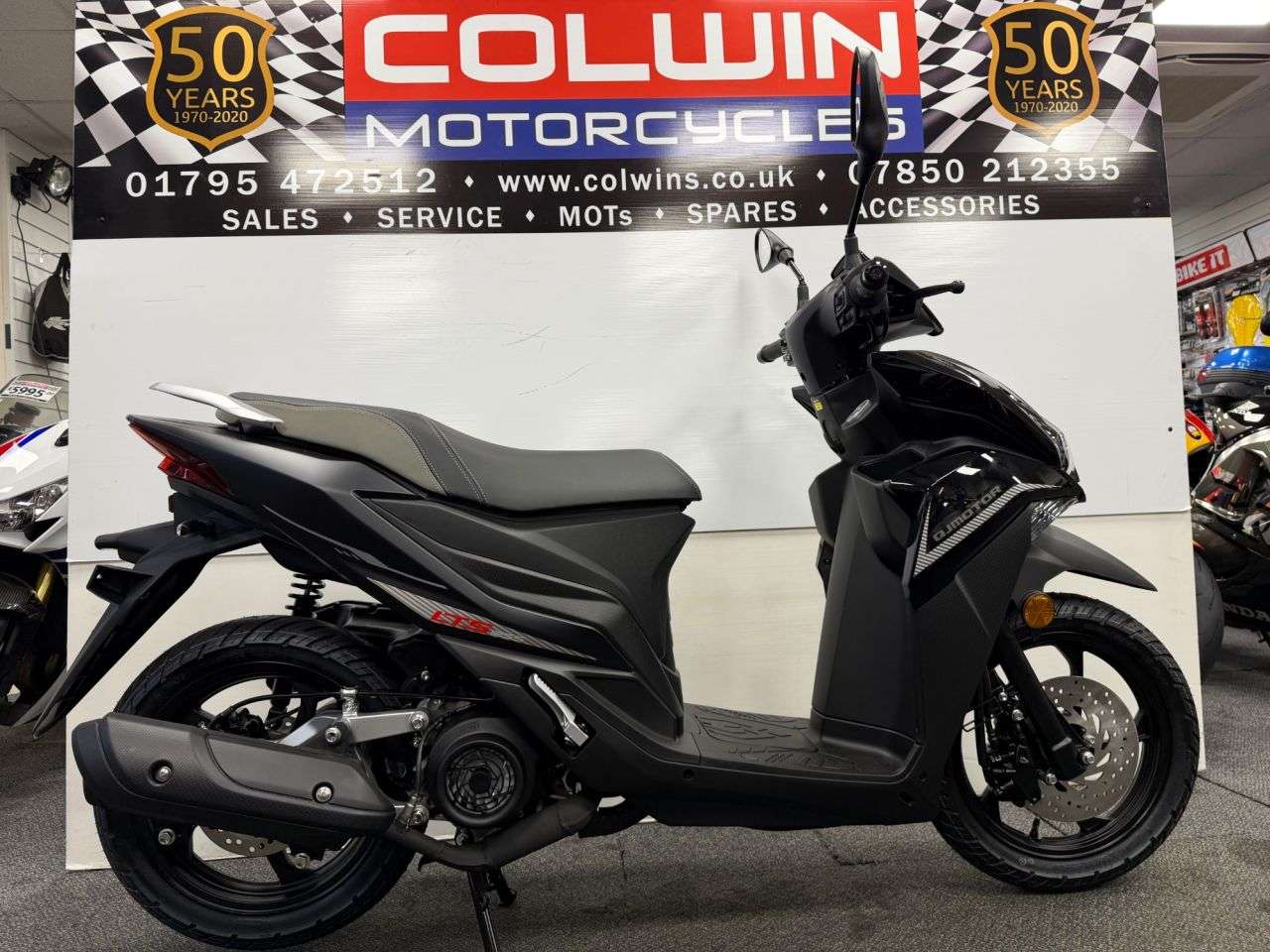 A null QJMOTOR LTS 125 S 125cc A null QJMOTOR LTS 125 S 125cc