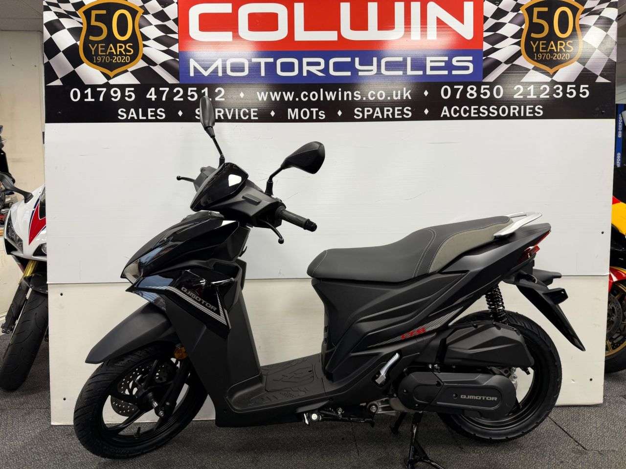 A null QJMOTOR LTS 125 S 125cc A null QJMOTOR LTS 125 S 125cc