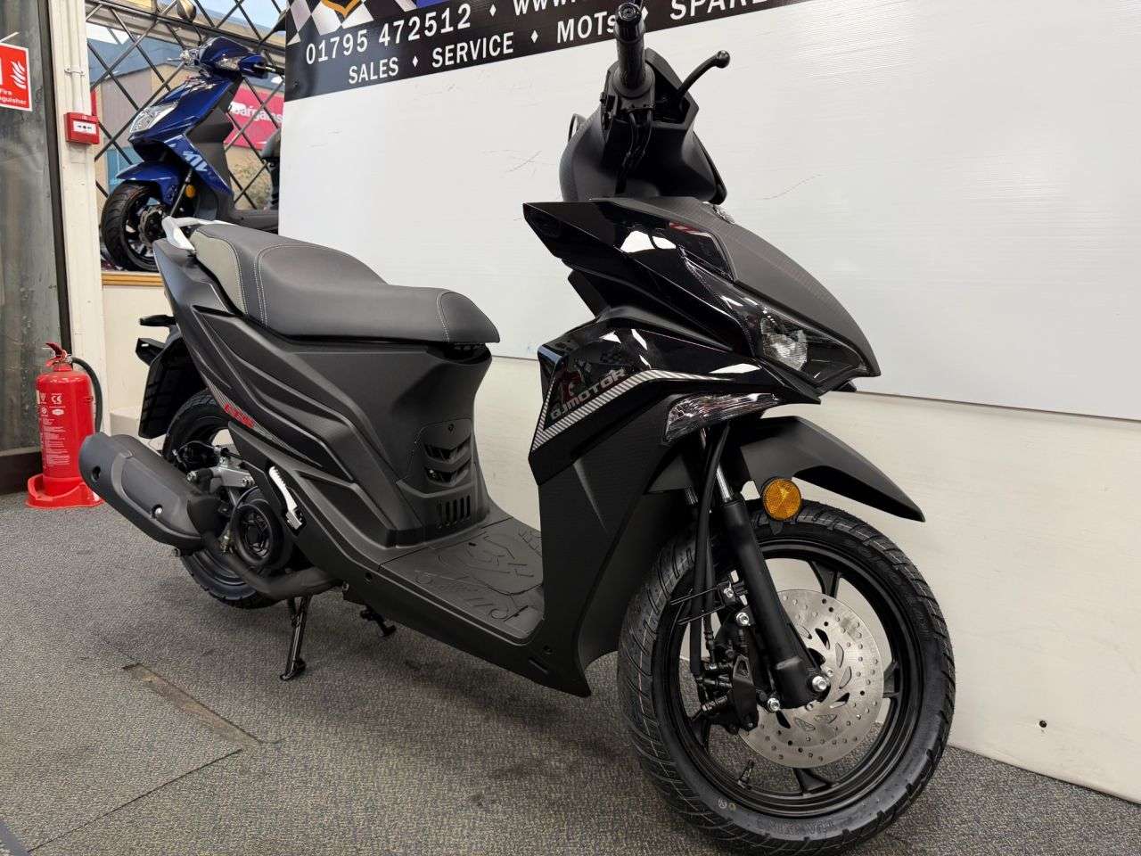 A null QJMOTOR LTS 125 S 125cc A null QJMOTOR LTS 125 S 125cc