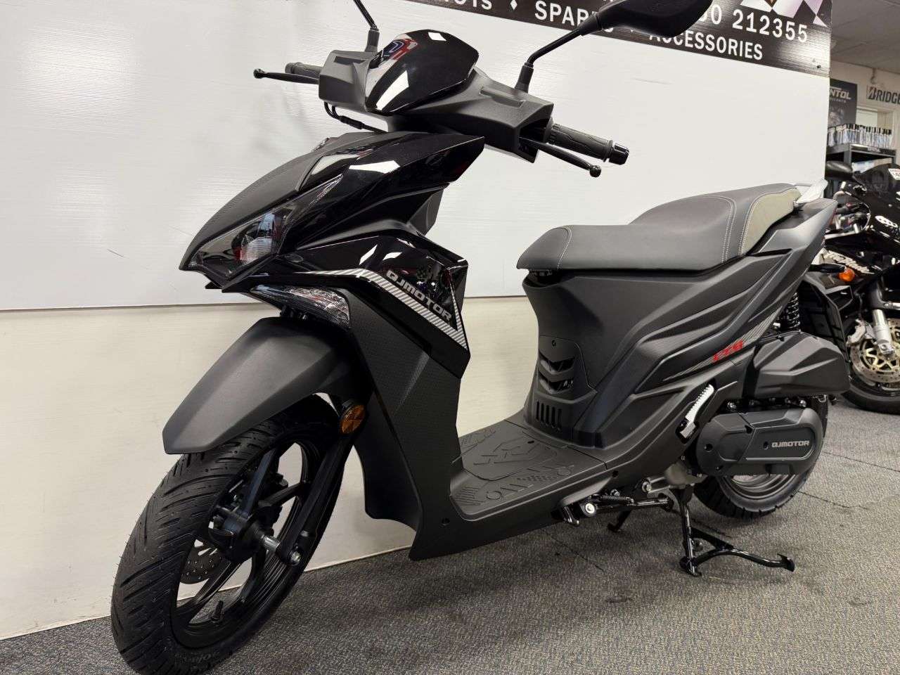 A null QJMOTOR LTS 125 S 125cc A null QJMOTOR LTS 125 S 125cc