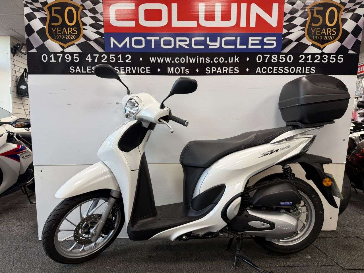A 2023 HONDA SH MODE 125 125 Scooter Petrol CVT V-Belt Euro 5 (11 ps) A 2023 HONDA SH MODE 125 125 Scooter Petrol CVT V-Belt Euro 5 (11 ps)