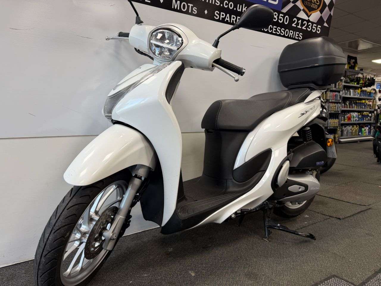 A 2023 HONDA SH MODE 125 125 Scooter Petrol CVT V-Belt Euro 5 (11 ps) A 2023 HONDA SH MODE 125 125 Scooter Petrol CVT V-Belt Euro 5 (11 ps)