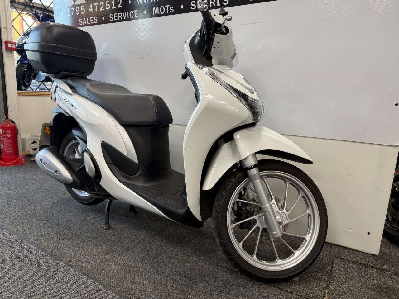 A 2023 HONDA SH MODE 125 125 Scooter Petrol CVT V-Belt Euro 5 (11 ps) A 2023 HONDA SH MODE 125 125 Scooter Petrol CVT V-Belt Euro 5 (11 ps)