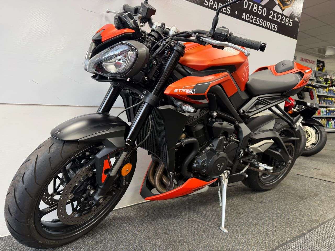 A 2024 TRIUMPH STREET TRIPLE 765 765 R Naked Petrol Manual X-ring Euro 5 (120 ps) A 2024 TRIUMPH STREET TRIPLE 765 765 R Naked Petrol Manual X-ring Euro 5 (120 ps)