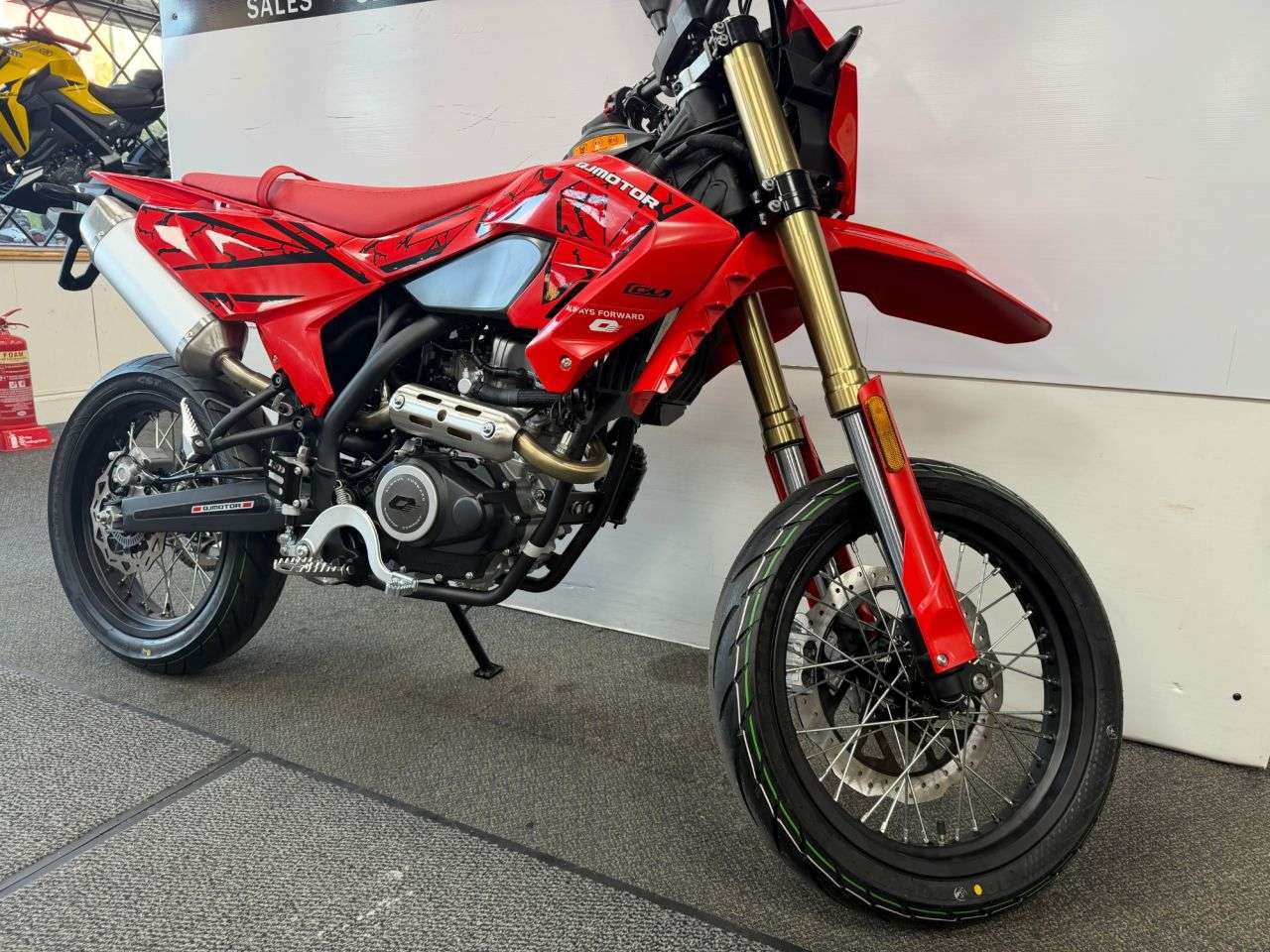 A 2026 QJMOTOR COV 125 S SUPERMOTO A 2026 QJMOTOR COV 125 S SUPERMOTO