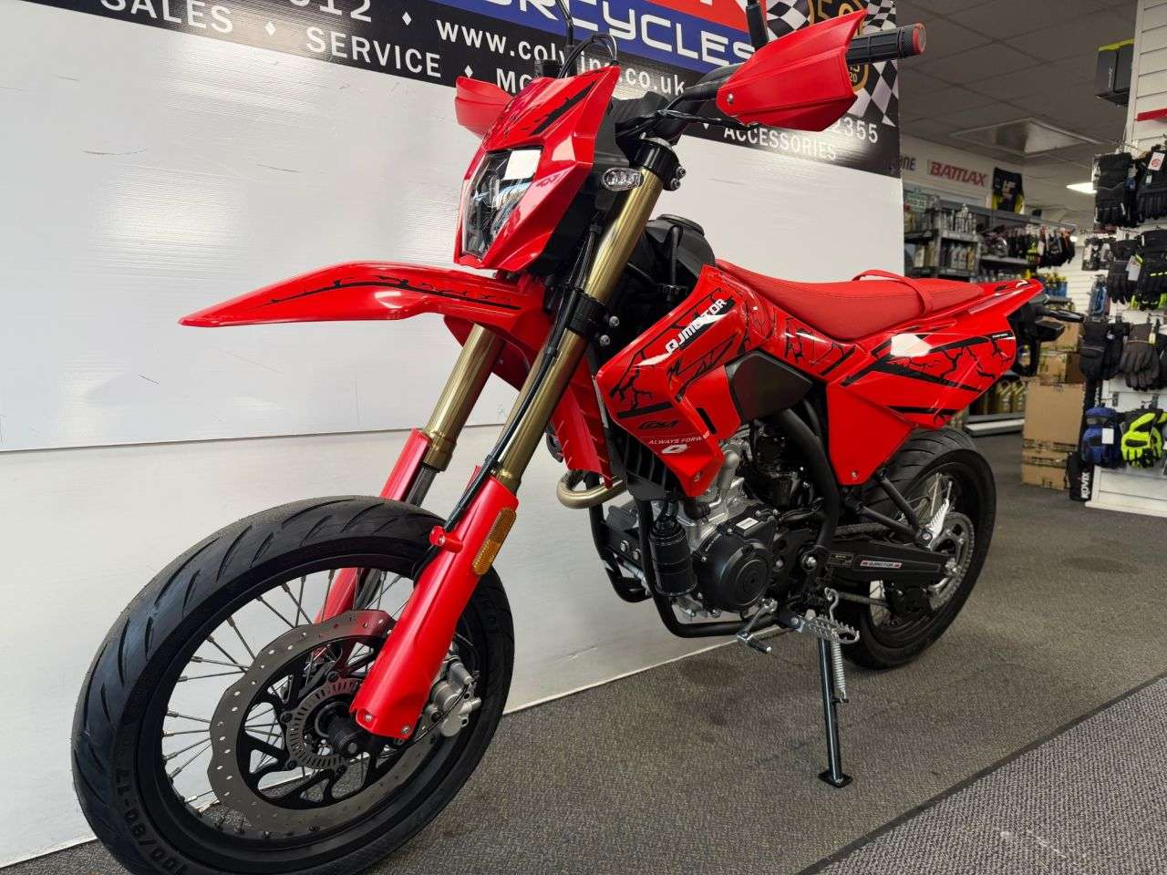 A 2026 QJMOTOR COV 125 S SUPERMOTO A 2026 QJMOTOR COV 125 S SUPERMOTO