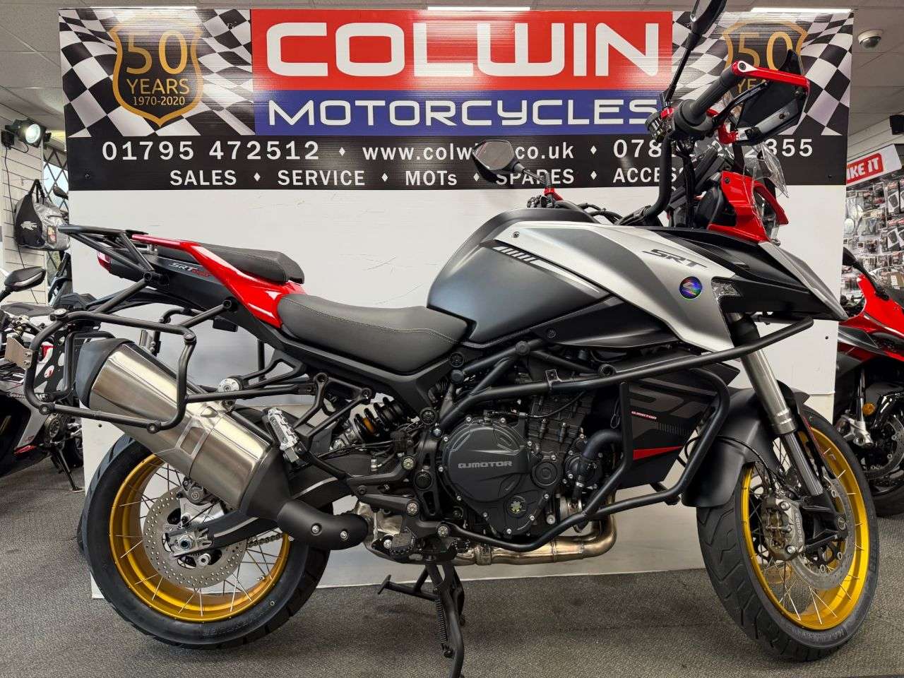 A 2026 QJMOTOR SRT 900 SX FULL LUGGAGE INCLUDED A 2026 QJMOTOR SRT 900 SX FULL LUGGAGE INCLUDED