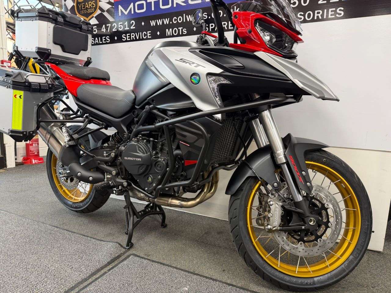 A 2026 QJMOTOR SRT 900 SX FULL LUGGAGE INCLUDED A 2026 QJMOTOR SRT 900 SX FULL LUGGAGE INCLUDED