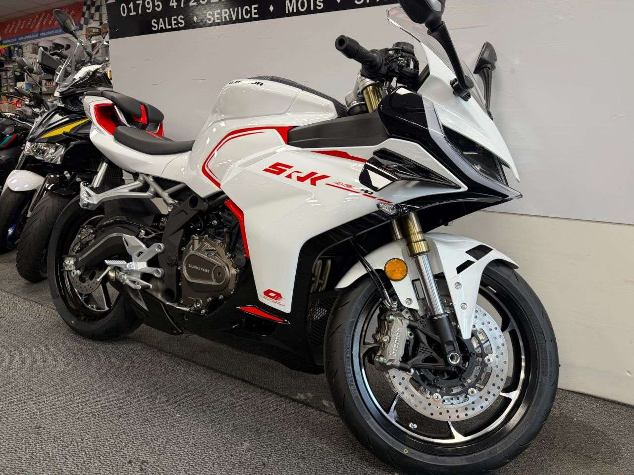 A 2026 QJMOTOR SRK421RR 421cc A 2026 QJMOTOR SRK421RR 421cc