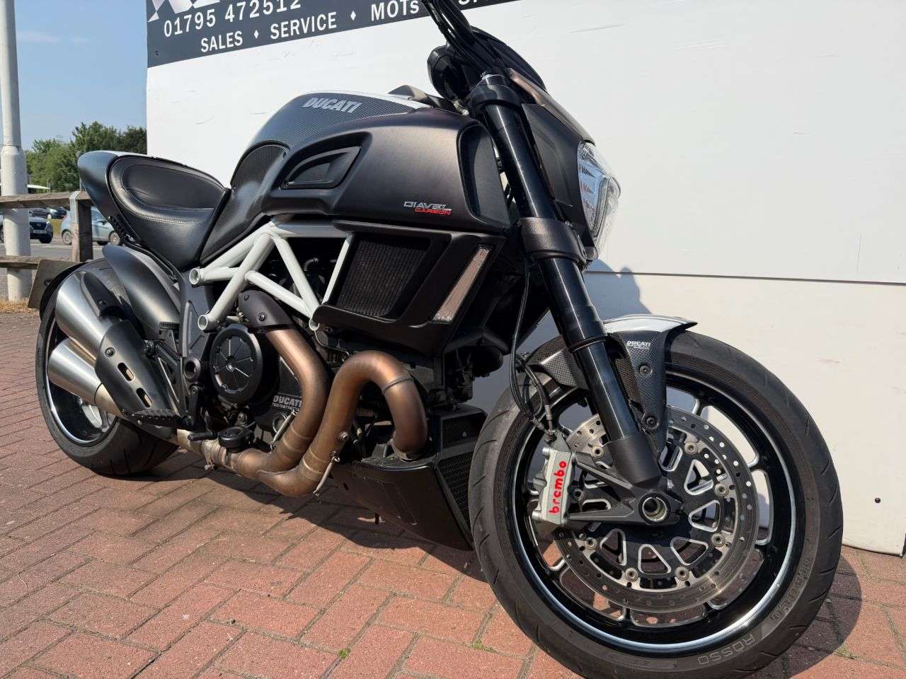 A 2015 DUCATI DIAVEL 1198 Carbon Custom Cruiser Petrol Manual Euro 3 (154 ps) A 2015 DUCATI DIAVEL 1198 Carbon Custom Cruiser Petrol Manual Euro 3 (154 ps)