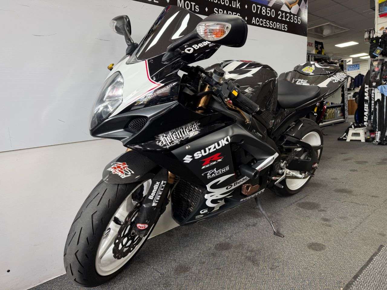 A 2007 SUZUKI GSX-R1000 1000 Super Sports Petrol Manual (184 ps) A 2007 SUZUKI GSX-R1000 1000 Super Sports Petrol Manual (184 ps)