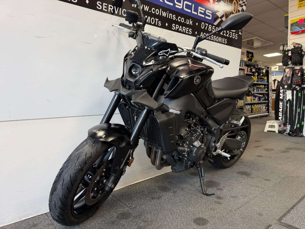 A 2021 YAMAHA MT-09 900 Hyper-naked Petrol Manual Euro 5 (119 ps) A 2021 YAMAHA MT-09 900 Hyper-naked Petrol Manual Euro 5 (119 ps)