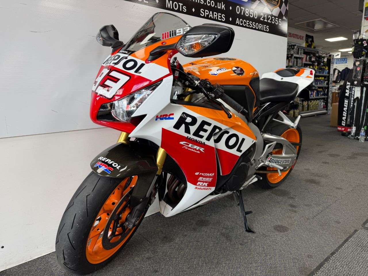 A 2015 HONDA CBR1000RR FIREBLADE 1000 Super Sports Petrol Manual (181 ps) A 2015 HONDA CBR1000RR FIREBLADE 1000 Super Sports Petrol Manual (181 ps)