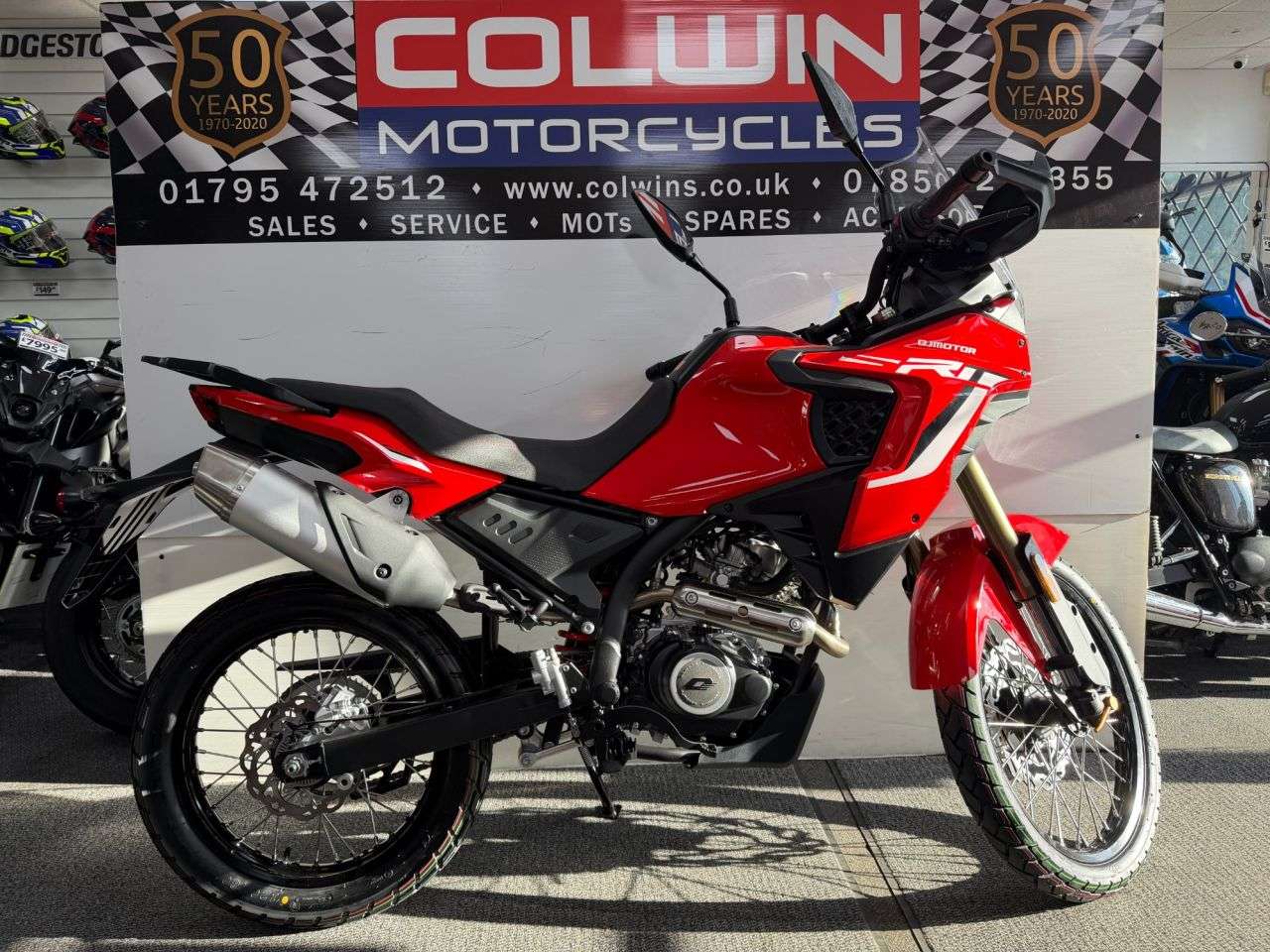 A 2026 QJMOTOR SRT125DX 125cc A 2026 QJMOTOR SRT125DX 125cc