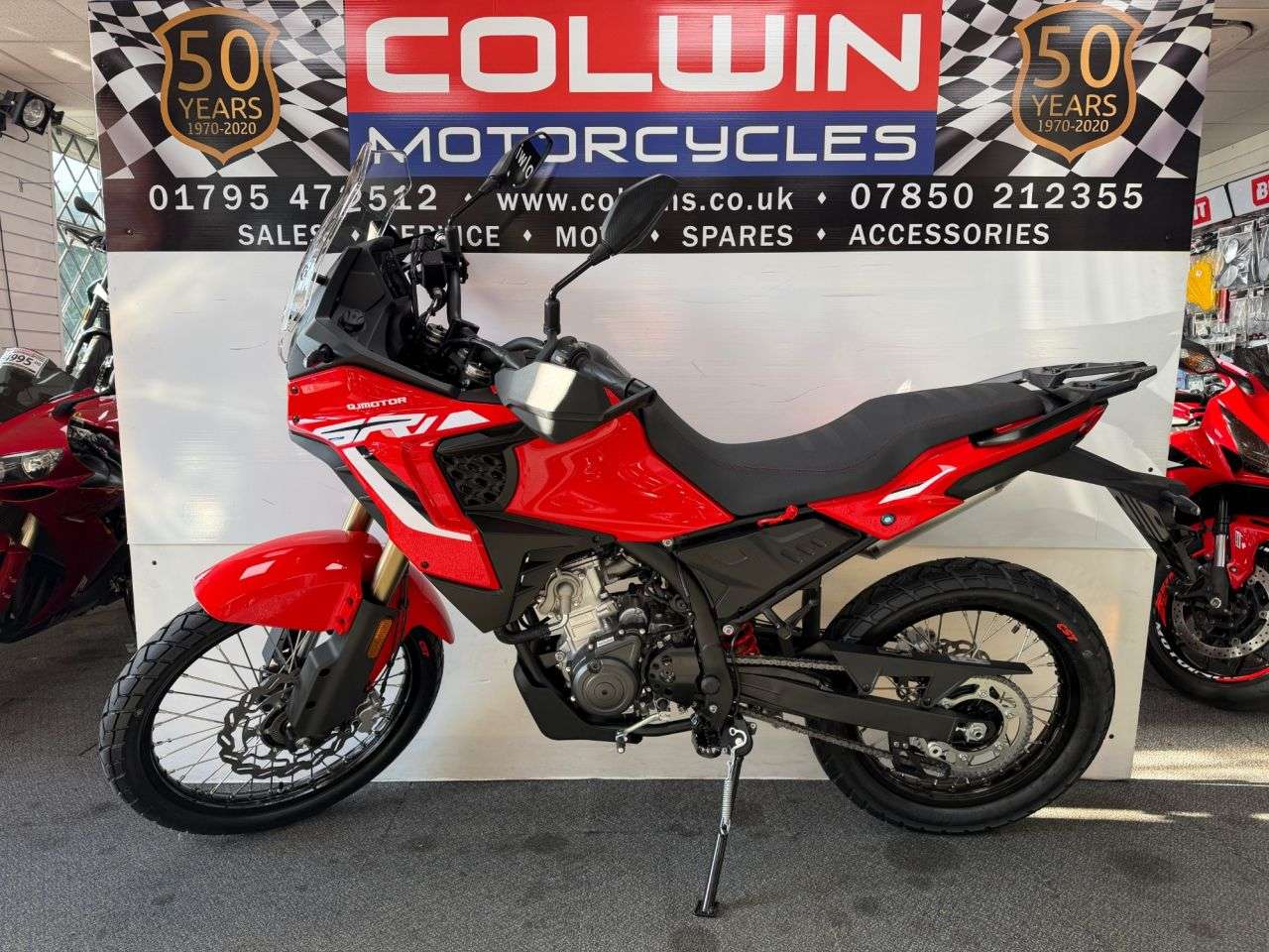 A 2026 QJMOTOR SRT125DX 125cc A 2026 QJMOTOR SRT125DX 125cc