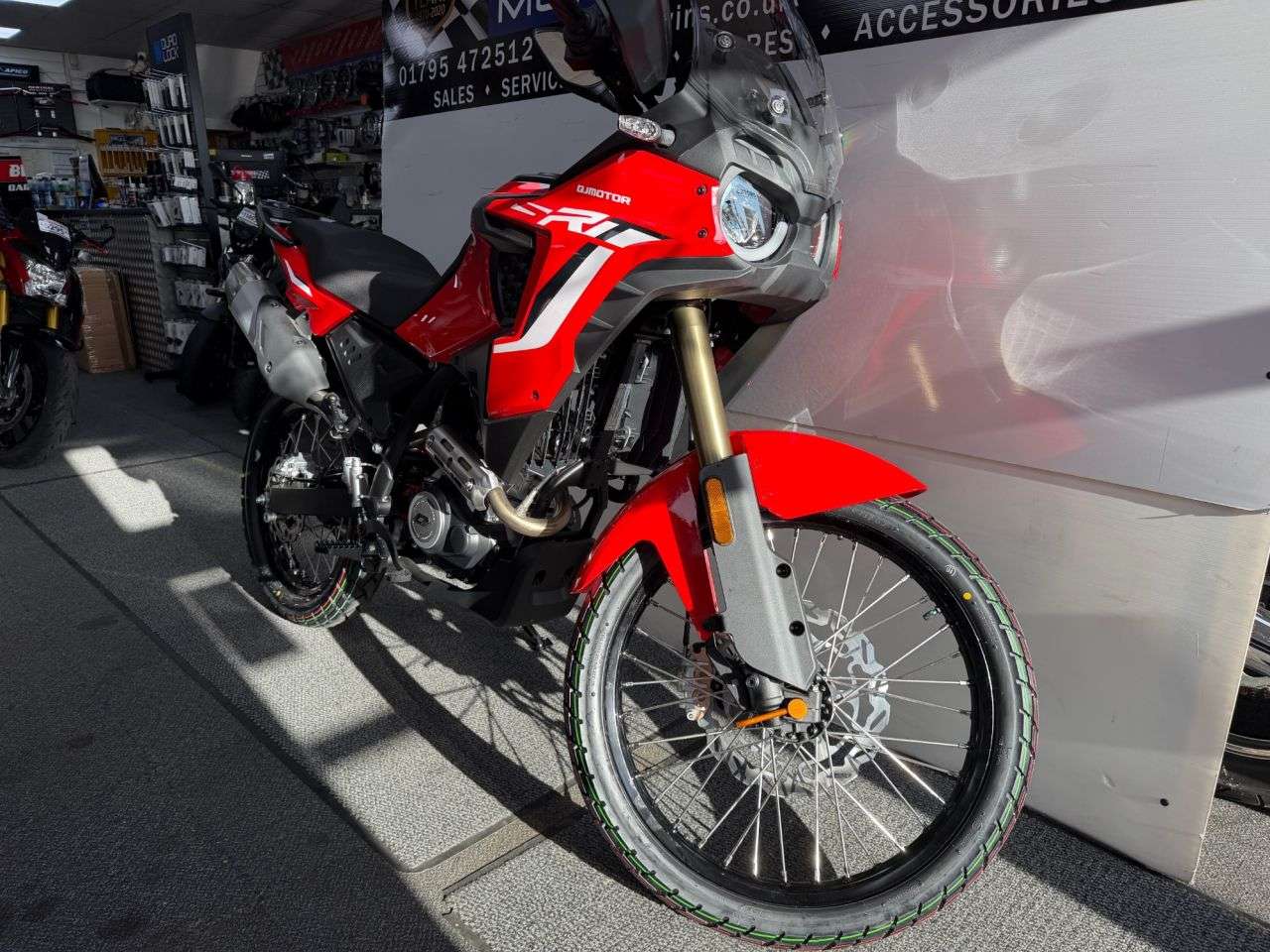 A 2026 QJMOTOR SRT125DX 125cc A 2026 QJMOTOR SRT125DX 125cc