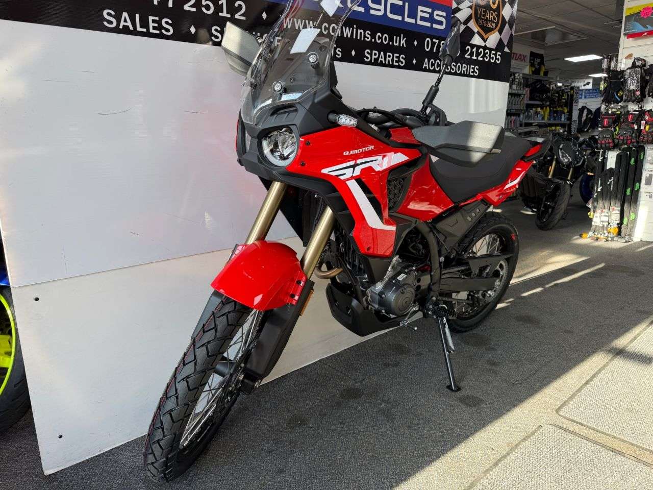 A 2026 QJMOTOR SRT125DX 125cc A 2026 QJMOTOR SRT125DX 125cc