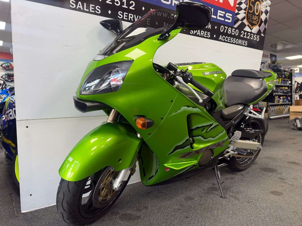 A 2001 KAWASAKI ZX-12R 1199cc A 2001 KAWASAKI ZX-12R 1199cc