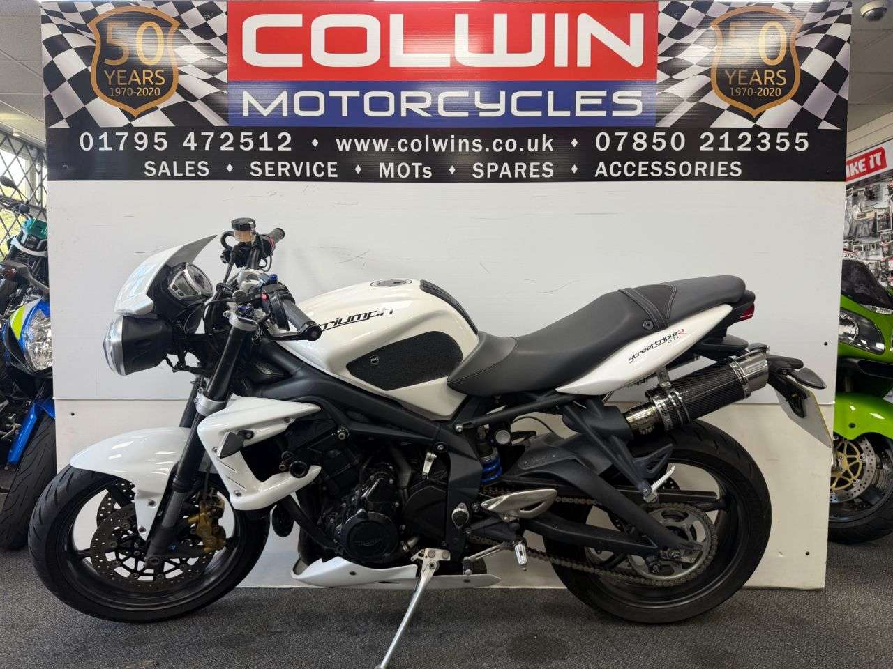 A 2011 TRIUMPH STREET TRIPLE 765 675cc A 2011 TRIUMPH STREET TRIPLE 765 675cc