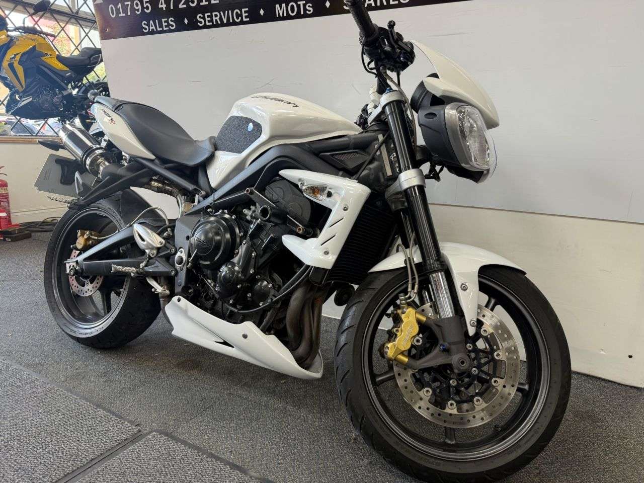 A 2011 TRIUMPH STREET TRIPLE 765 675cc A 2011 TRIUMPH STREET TRIPLE 765 675cc