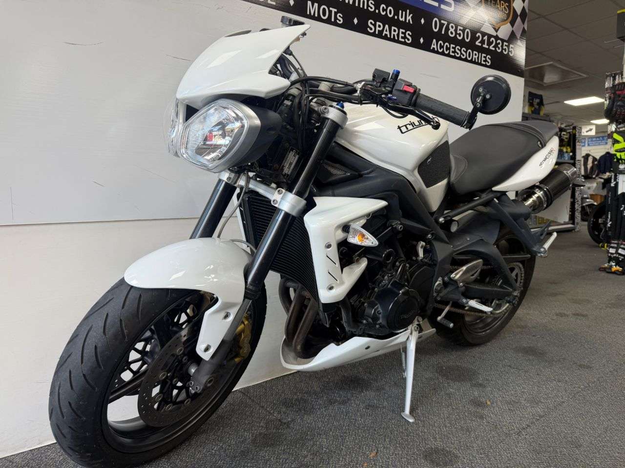 A 2011 TRIUMPH STREET TRIPLE 765 675cc A 2011 TRIUMPH STREET TRIPLE 765 675cc