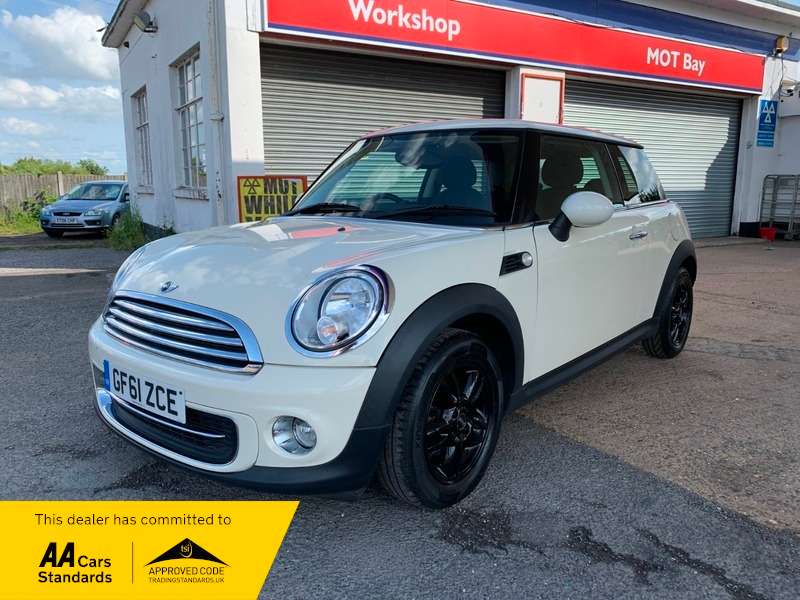 A 2011 MINI MINI COOPER A 2011 MINI MINI COOPER