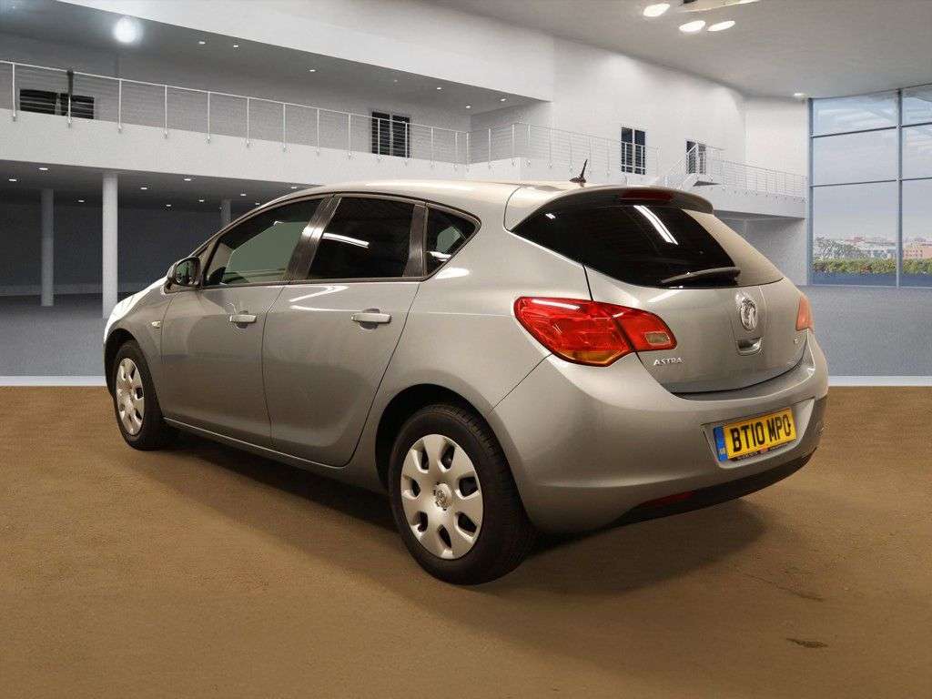 A 2010 VAUXHALL ASTRA 1.6 16v Exclusiv Hatchback 5dr Petrol Manual Euro 5 (115 ps) AIR CON, PRIVA A 2010 VAUXHALL ASTRA 1.6 16v Exclusiv Hatchback 5dr Petrol Manual Euro 5 (115 ps) AIR CON, PRIVA
