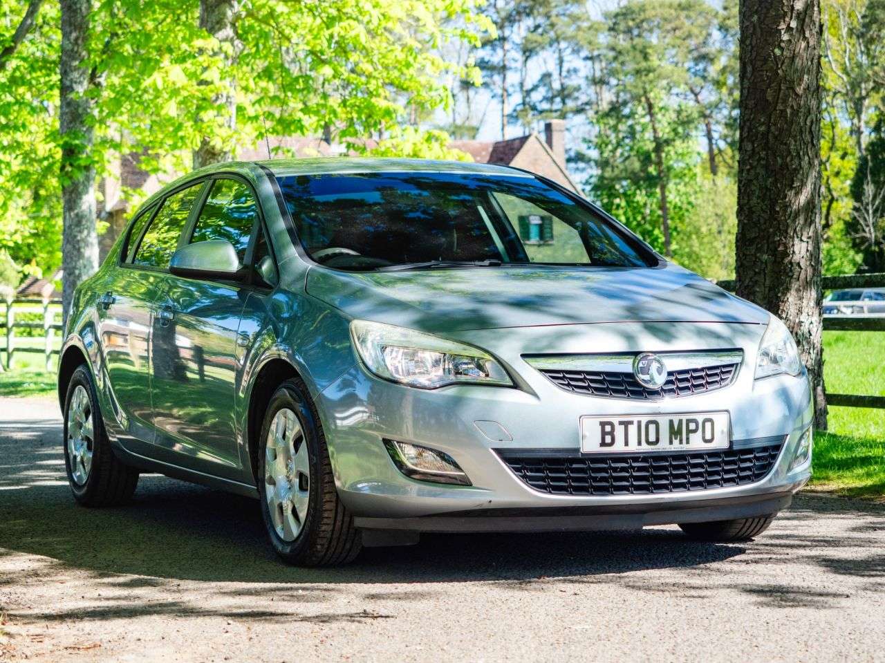 A 2010 VAUXHALL ASTRA 1.6 16v Exclusiv Hatchback 5dr Petrol Manual Euro 5 (115 ps) AIR CON, PRIVA A 2010 VAUXHALL ASTRA 1.6 16v Exclusiv Hatchback 5dr Petrol Manual Euro 5 (115 ps) AIR CON, PRIVA