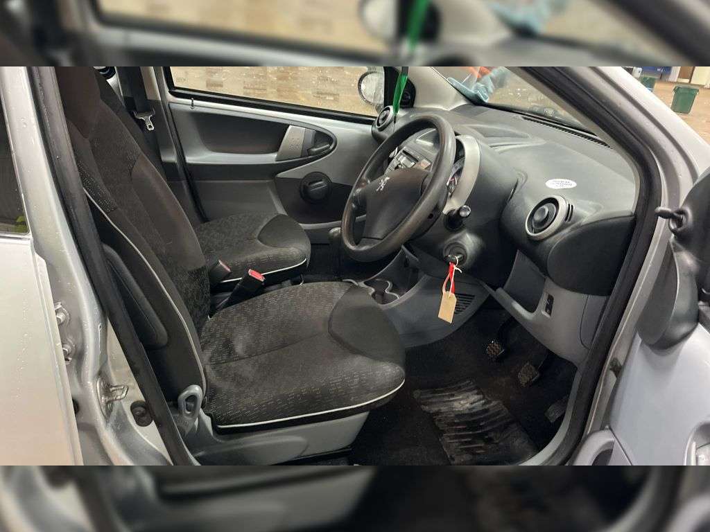 2011 PEUGEOT 107 2011 PEUGEOT 107