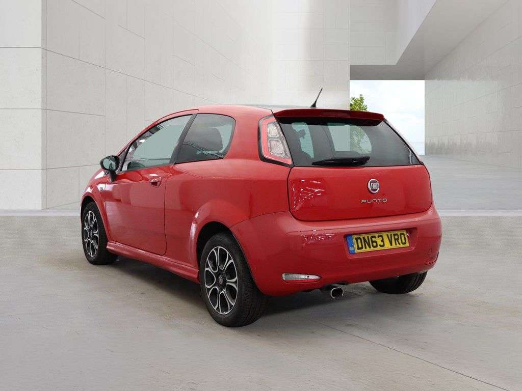 A 2013 FIAT PUNTO 1.4 Sporting Hatchback 3dr Petrol Manual Euro 5 (s/s) (77 bhp) AIR CON, PRI A 2013 FIAT PUNTO 1.4 Sporting Hatchback 3dr Petrol Manual Euro 5 (s/s) (77 bhp) AIR CON, PRI