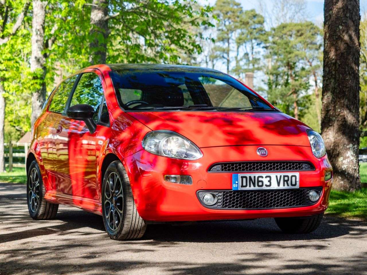 A 2013 FIAT PUNTO 1.4 Sporting Hatchback 3dr Petrol Manual Euro 5 (s/s) (77 bhp) AIR CON, PRI A 2013 FIAT PUNTO 1.4 Sporting Hatchback 3dr Petrol Manual Euro 5 (s/s) (77 bhp) AIR CON, PRI