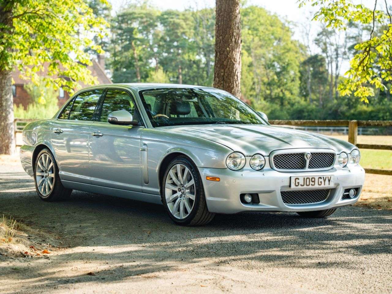 A 2009 JAGUAR XJ 2.7 TDVi Executive Saloon 4dr Diesel Automatic (209 g/km, 204 bhp) LEATHER, A 2009 JAGUAR XJ 2.7 TDVi Executive Saloon 4dr Diesel Automatic (209 g/km, 204 bhp) LEATHER,