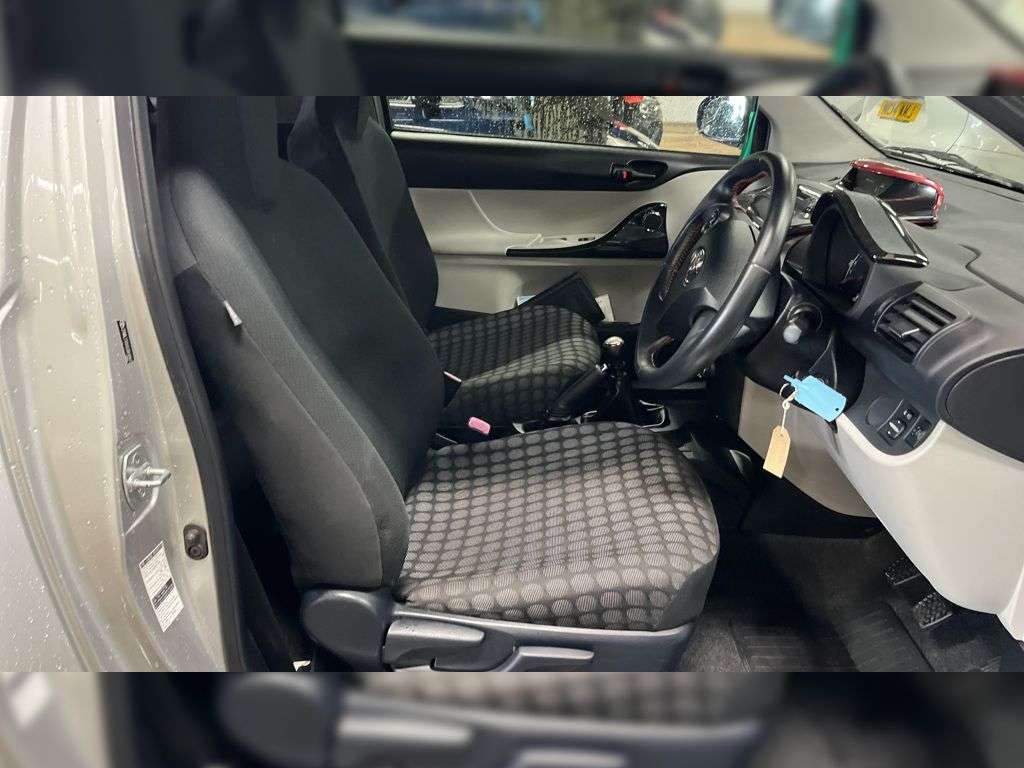 2011 TOYOTA IQ 2011 TOYOTA IQ