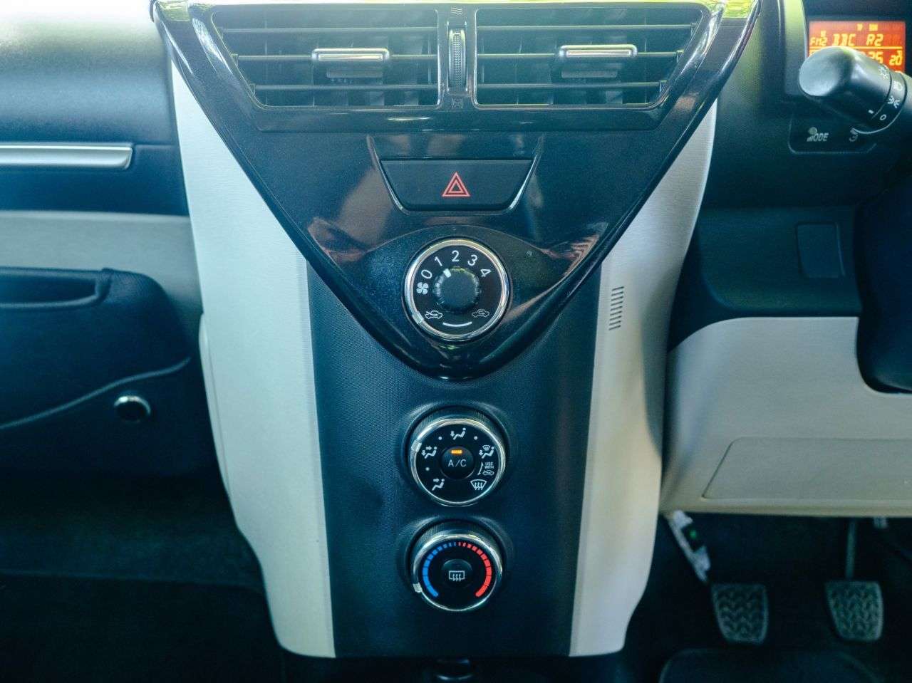 2011 TOYOTA IQ 2011 TOYOTA IQ