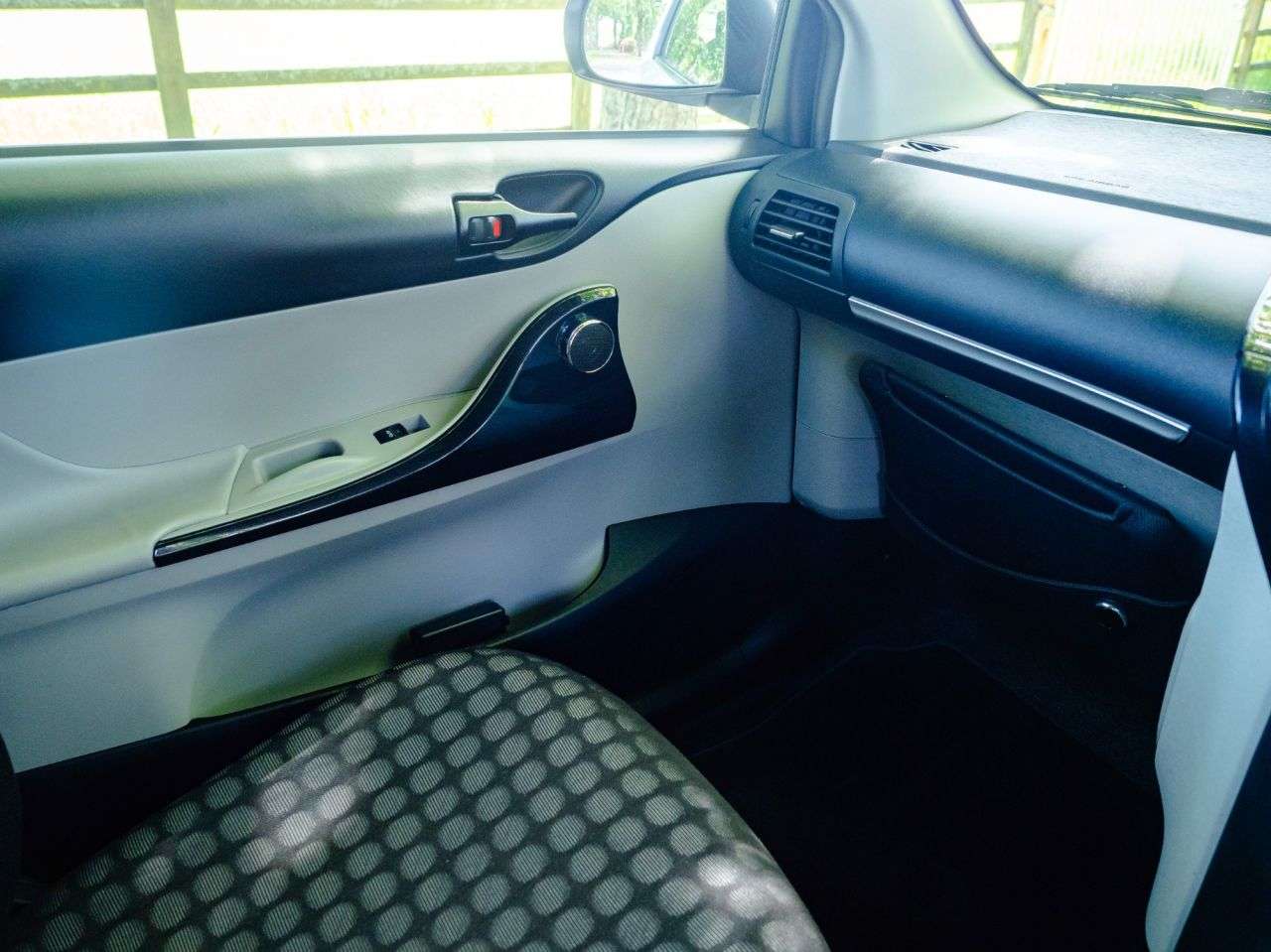 2011 TOYOTA IQ 2011 TOYOTA IQ