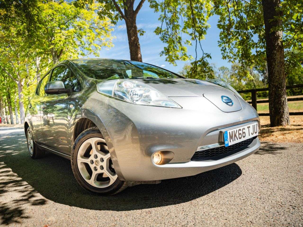 A 2016 NISSAN LEAF 30kWh Acenta Hatchback 5dr Electric Auto (109 bhp) RAPID CHARGE, SAT NAV, R A 2016 NISSAN LEAF 30kWh Acenta Hatchback 5dr Electric Auto (109 bhp) RAPID CHARGE, SAT NAV, R