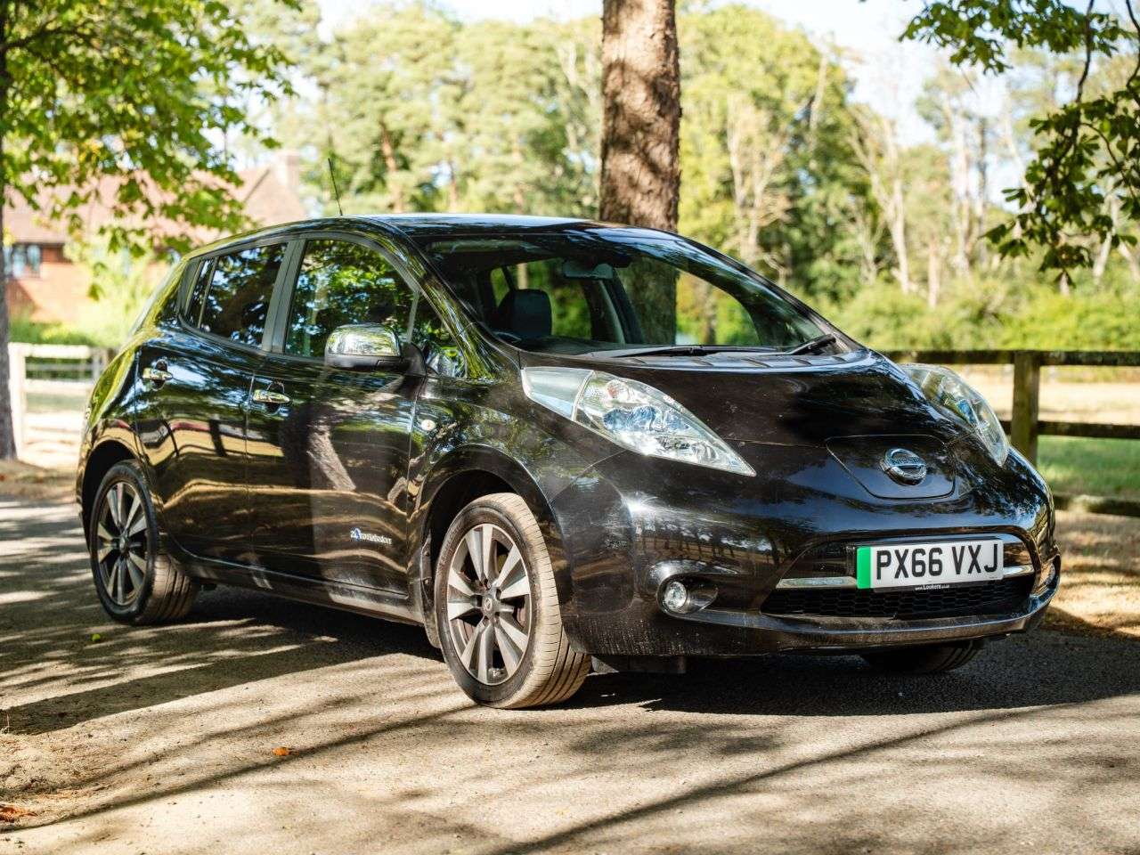 A 2017 NISSAN LEAF 30kWh Tekna Hatchback 5dr Electric Auto (109 bhp) LEATHER, 360 CAMERA, HEAT A 2017 NISSAN LEAF 30kWh Tekna Hatchback 5dr Electric Auto (109 bhp) LEATHER, 360 CAMERA, HEAT