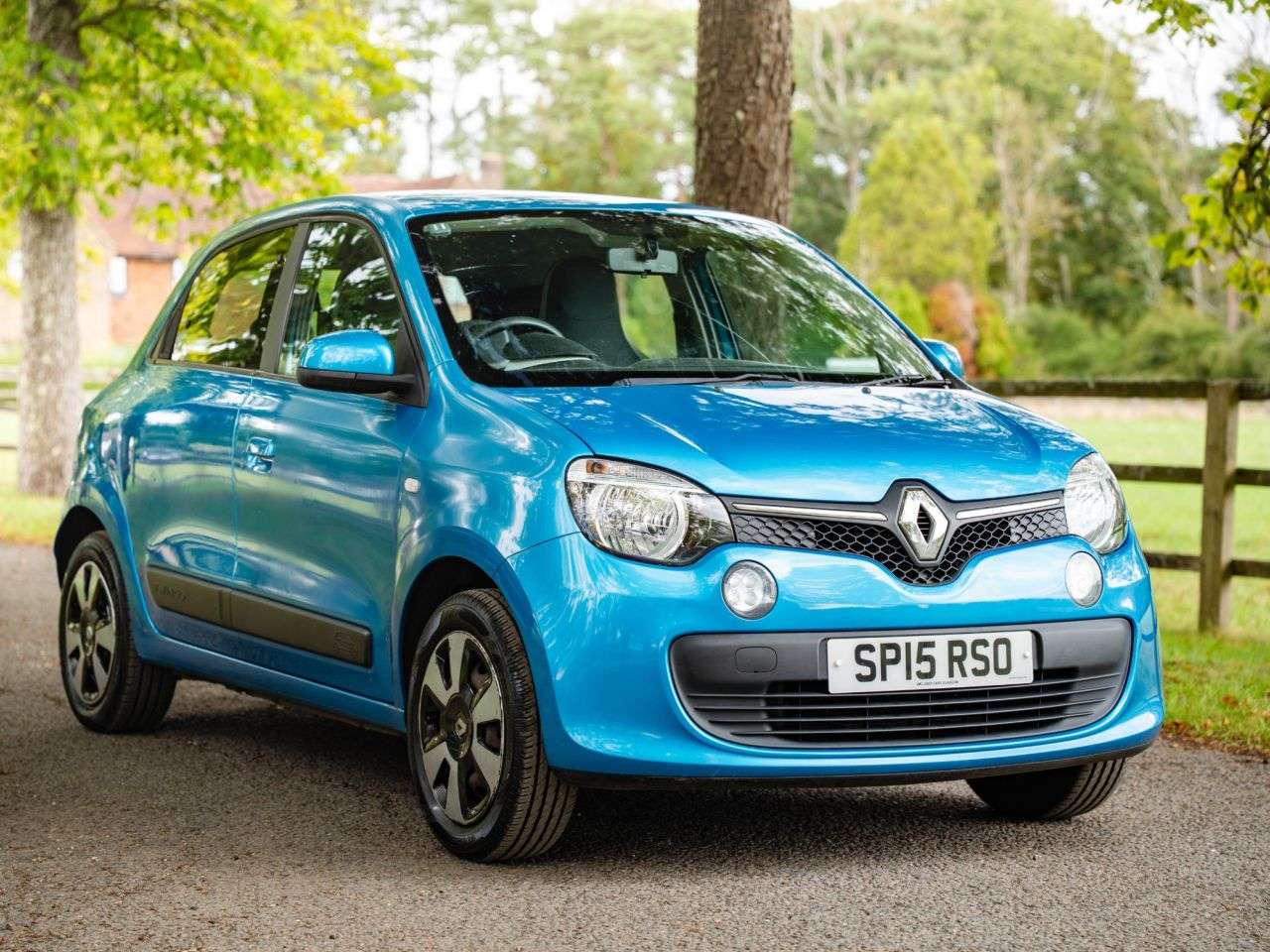 A 2015 RENAULT TWINGO 1.0 SCe Play Hatchback 5dr Petrol Manual Euro 5 (70 ps) AIR CON, ELECTRIC W A 2015 RENAULT TWINGO 1.0 SCe Play Hatchback 5dr Petrol Manual Euro 5 (70 ps) AIR CON, ELECTRIC W