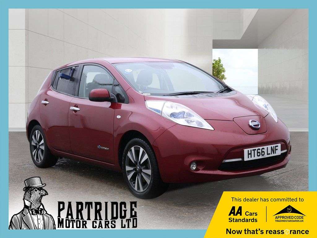 A 2017 NISSAN LEAF 30kWh Tekna Hatchback 5dr Electric Auto (109 bhp) CLIMATE CONTROL, HEATED F A 2017 NISSAN LEAF 30kWh Tekna Hatchback 5dr Electric Auto (109 bhp) CLIMATE CONTROL, HEATED F