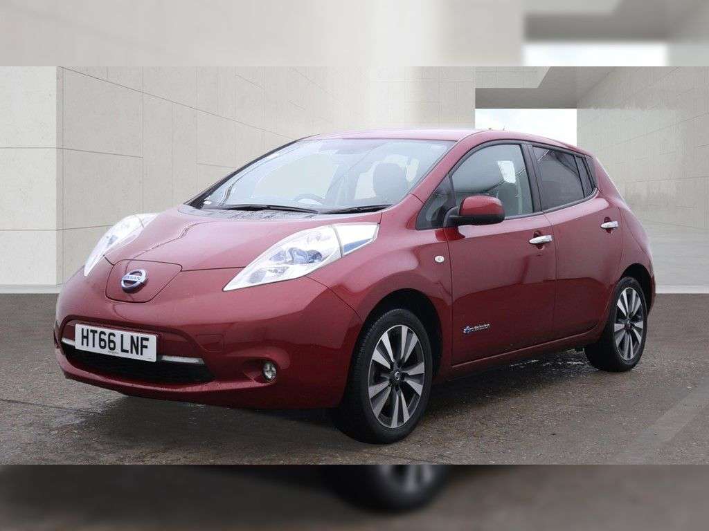 A 2017 NISSAN LEAF 30kWh Tekna Hatchback 5dr Electric Auto (109 bhp) CLIMATE CONTROL, HEATED F A 2017 NISSAN LEAF 30kWh Tekna Hatchback 5dr Electric Auto (109 bhp) CLIMATE CONTROL, HEATED F