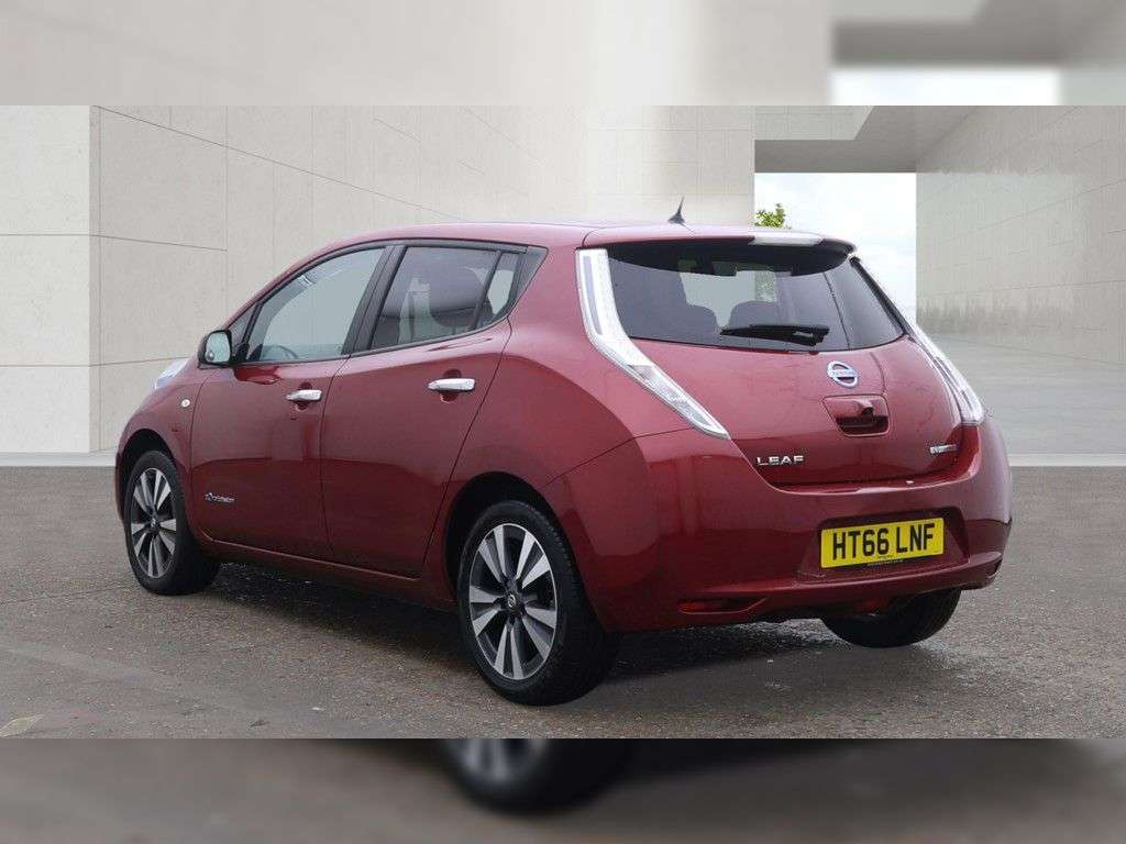 A 2017 NISSAN LEAF 30kWh Tekna Hatchback 5dr Electric Auto (109 bhp) CLIMATE CONTROL, HEATED F A 2017 NISSAN LEAF 30kWh Tekna Hatchback 5dr Electric Auto (109 bhp) CLIMATE CONTROL, HEATED F