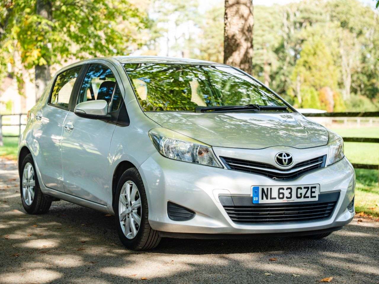 A 2013 TOYOTA YARIS 1.33 Dual VVT-i TR Hatchback 5dr Petrol Manual Euro 5 (101 ps) REAR VIEW CA A 2013 TOYOTA YARIS 1.33 Dual VVT-i TR Hatchback 5dr Petrol Manual Euro 5 (101 ps) REAR VIEW CA